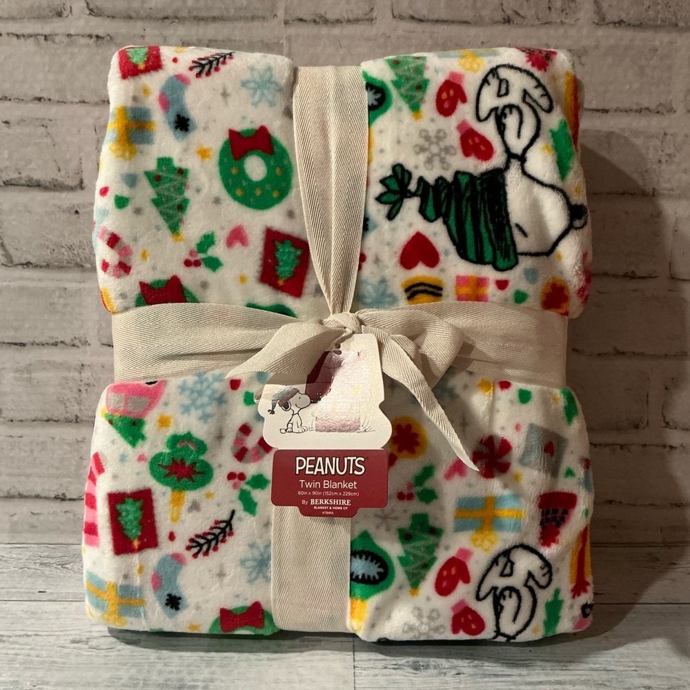 PEANUTS Twin Size Holiday Icons Blanket- 60” x 90”